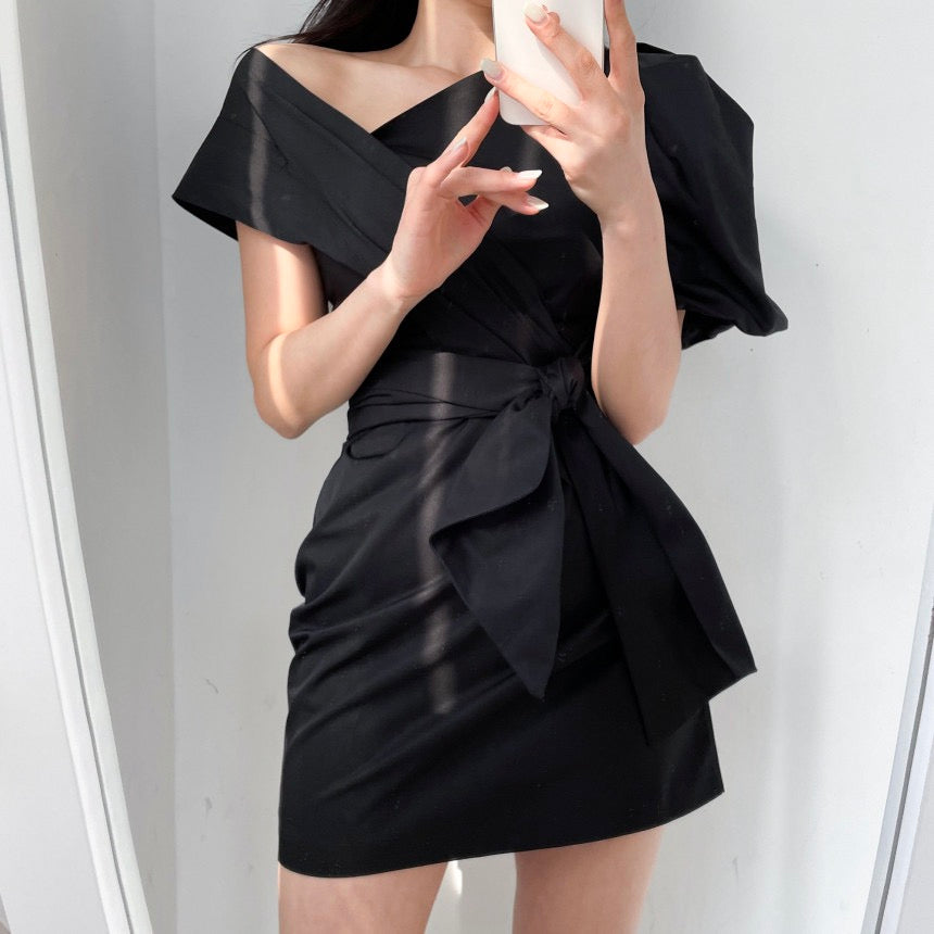 露肩蝴蝶結連身裙