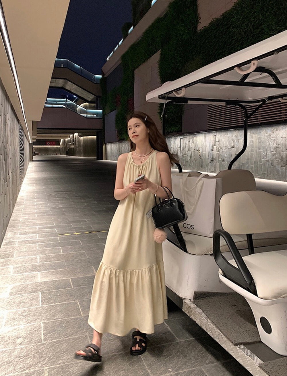 溫柔褶皺掛脖連身裙