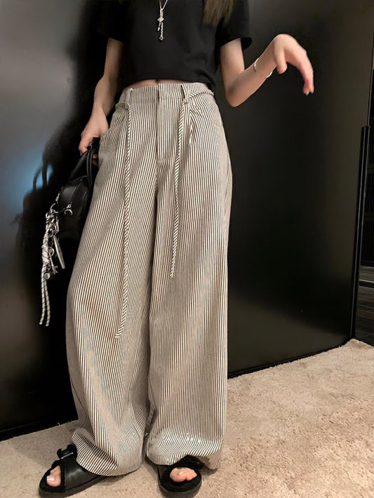 白黒のストライプワイドパンツ