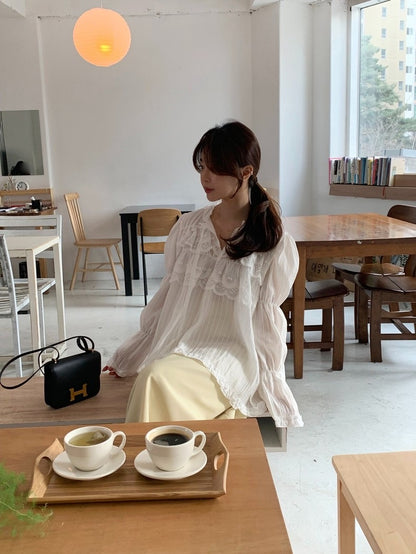 蕾絲花邊喇叭袖恤衫