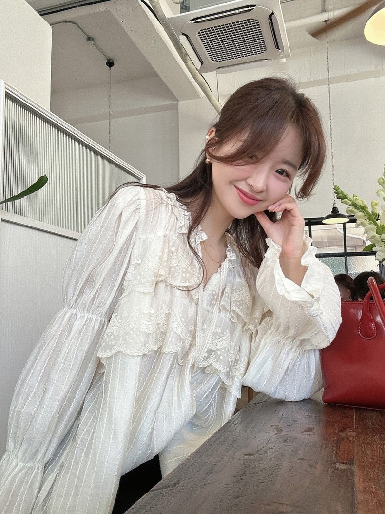 蕾絲花邊喇叭袖恤衫