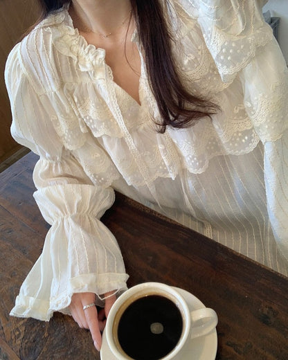 蕾絲花邊喇叭袖恤衫