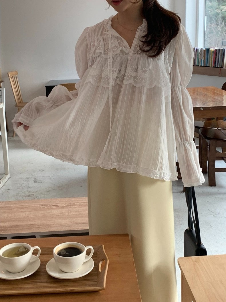 蕾絲花邊喇叭袖恤衫