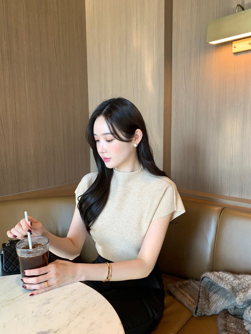 Minimalist Slim-Fit Knitted Top with Stand Collar