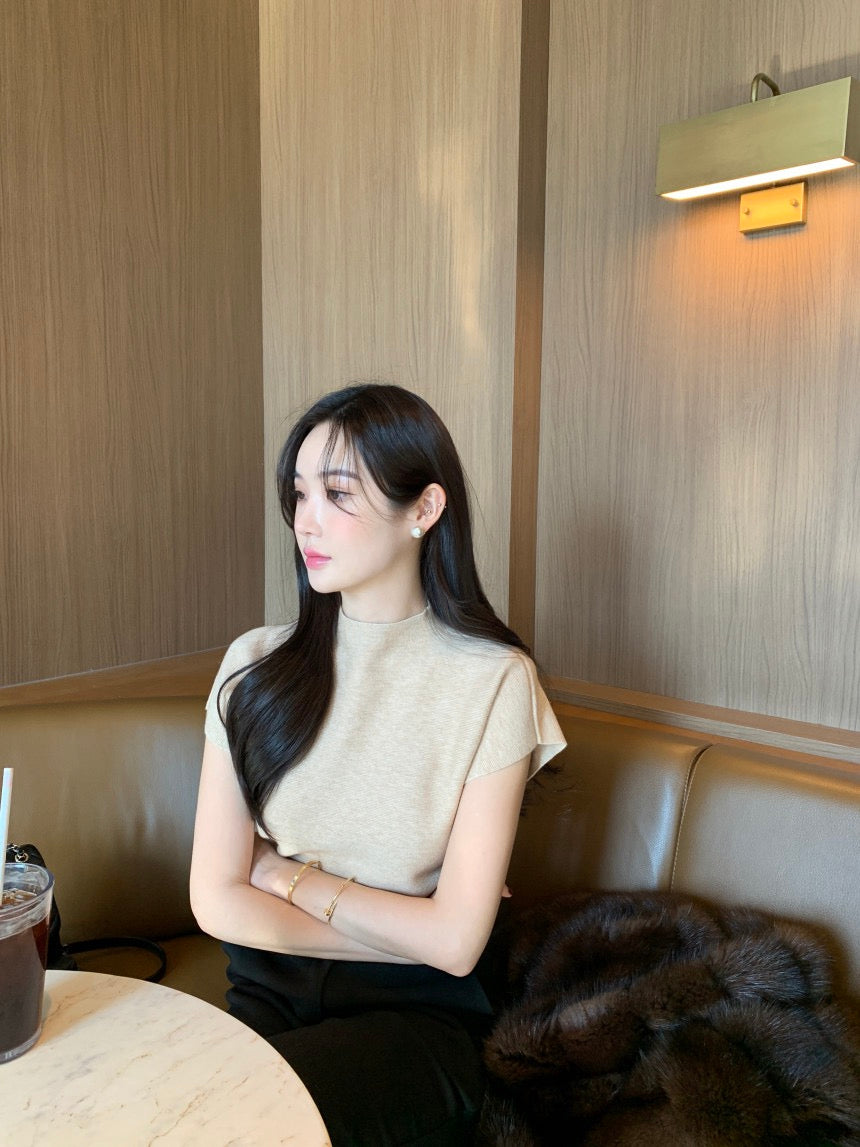 Minimalist Slim-Fit Knitted Top with Stand Collar