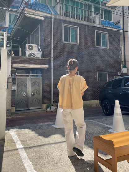 背中が開いたシャツ