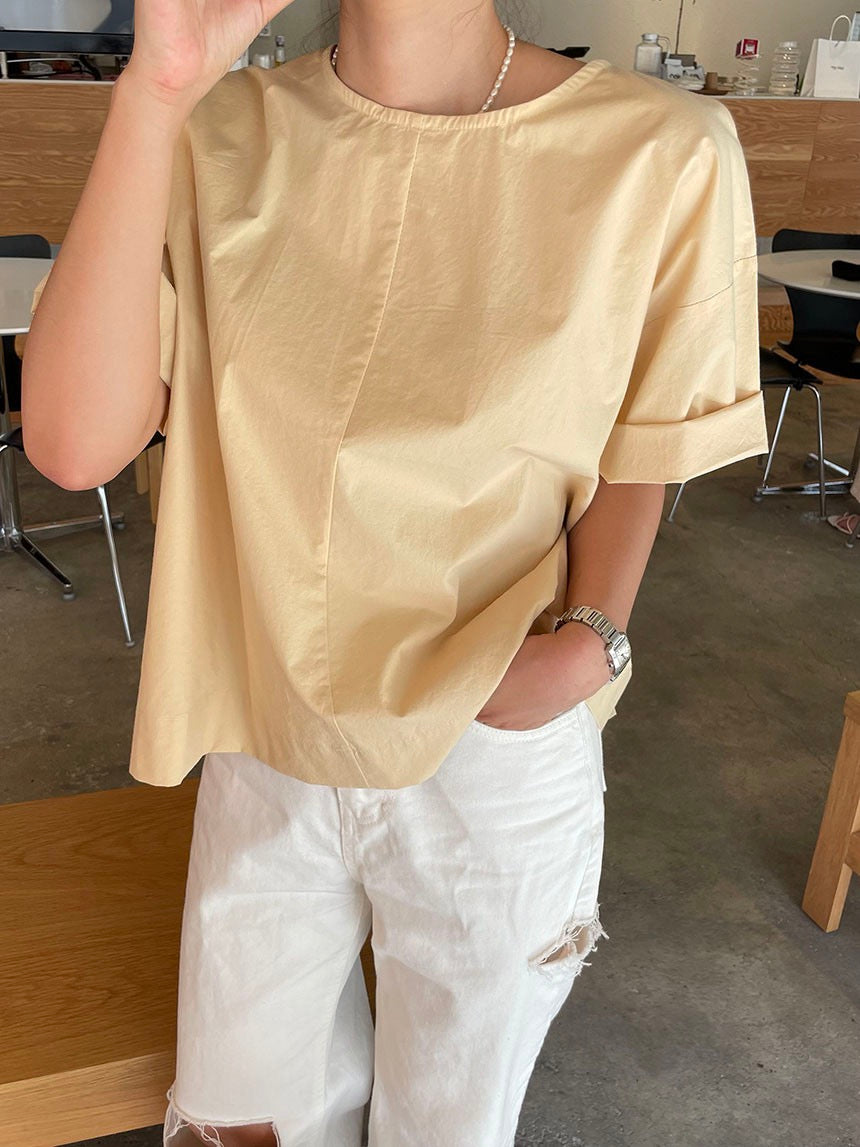 背中が開いたシャツ