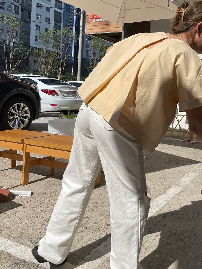 背中が開いたシャツ