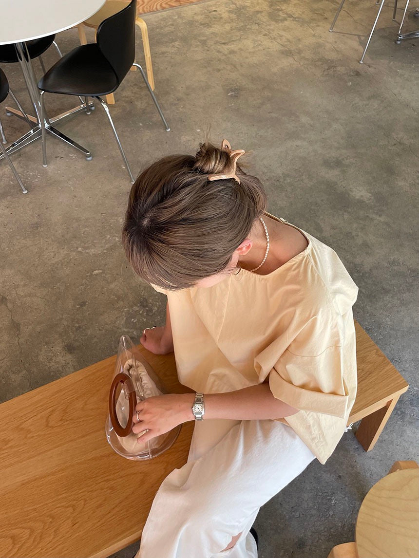 背中が開いたシャツ