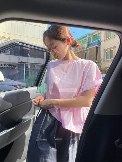 背中が開いたシャツ