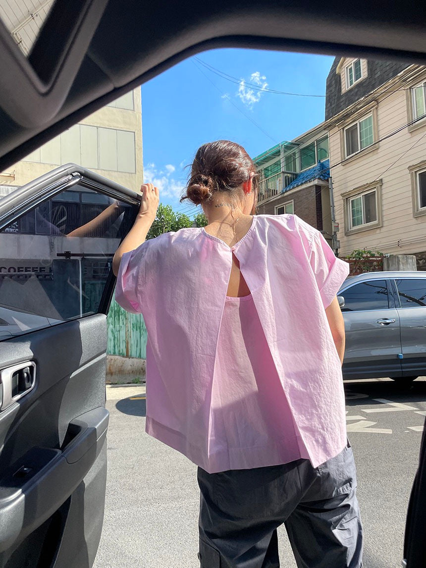 背中が開いたシャツ