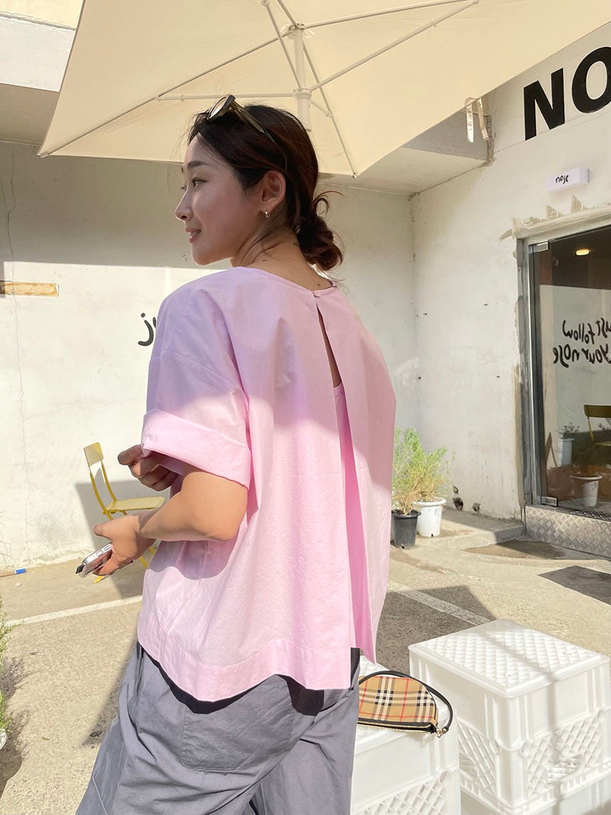 背中が開いたシャツ