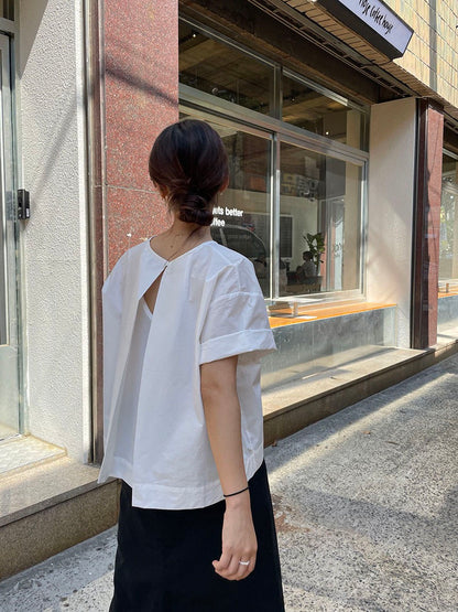 背中が開いたシャツ