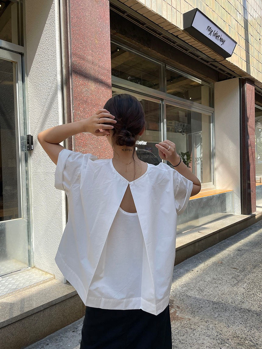 背中が開いたシャツ