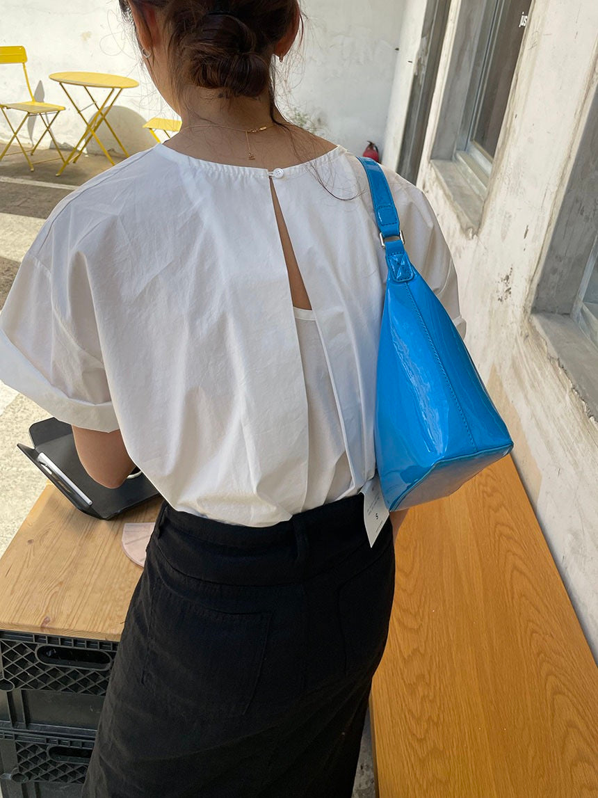 背中が開いたシャツ