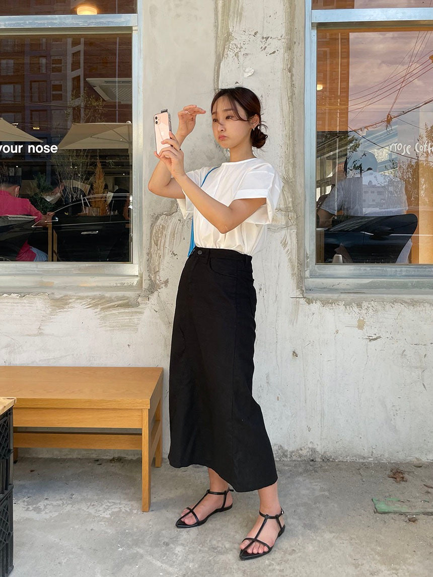 背中が開いたシャツ