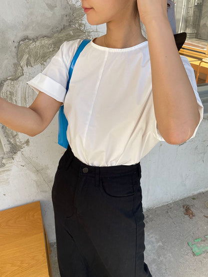 背中が開いたシャツ