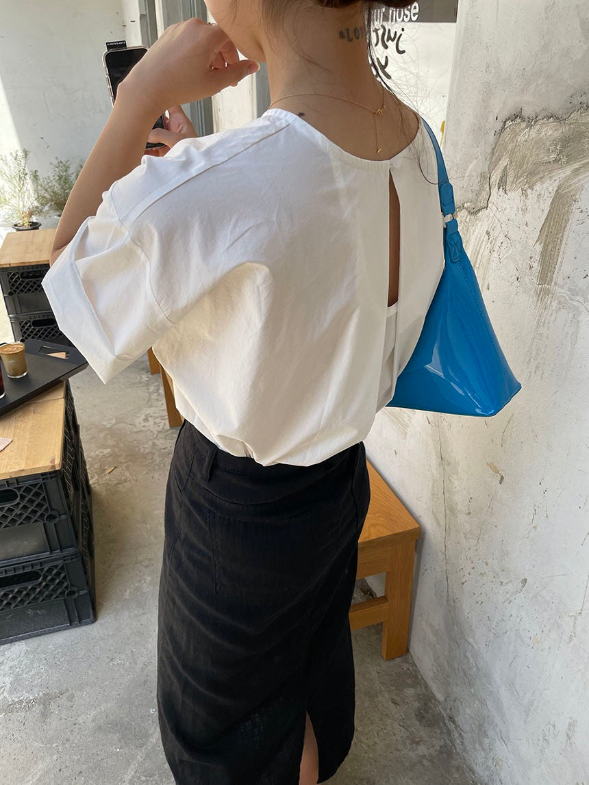 背中が開いたシャツ