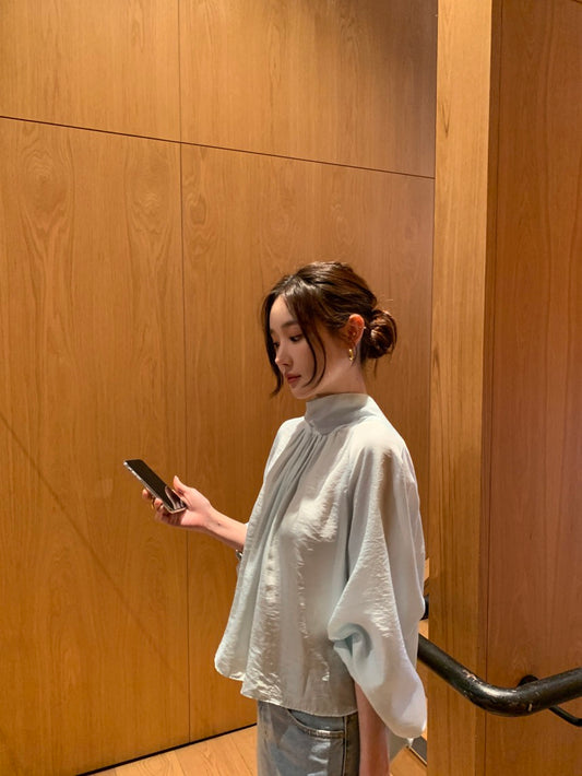 デザイン感のあるバックリボンシャツ