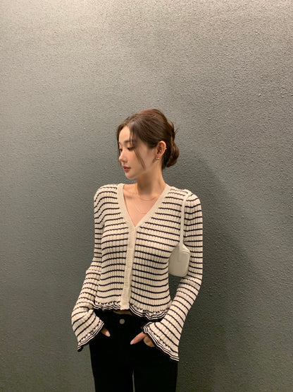 V領木耳邊撞色條紋top