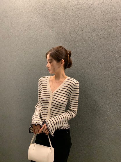 V領木耳邊撞色條紋top