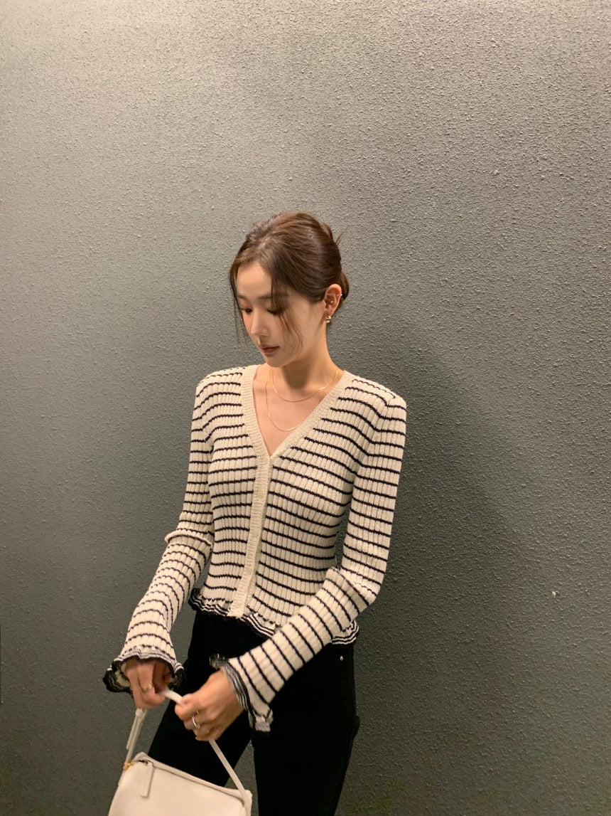 V領木耳邊撞色條紋top