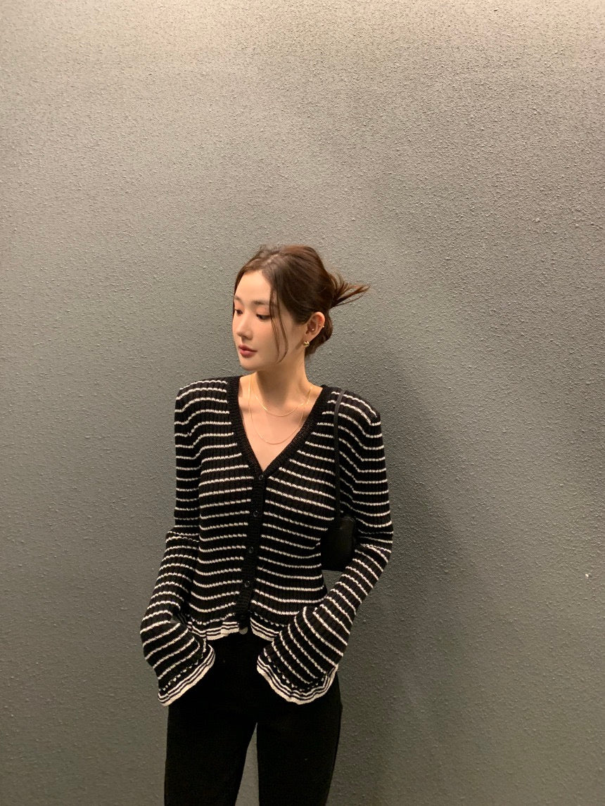 V領木耳邊撞色條紋top