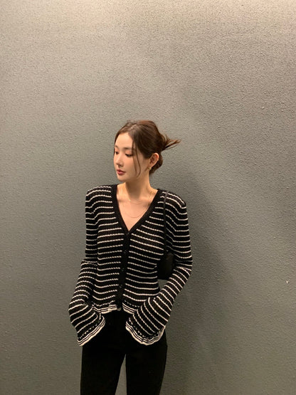 V領木耳邊撞色條紋top