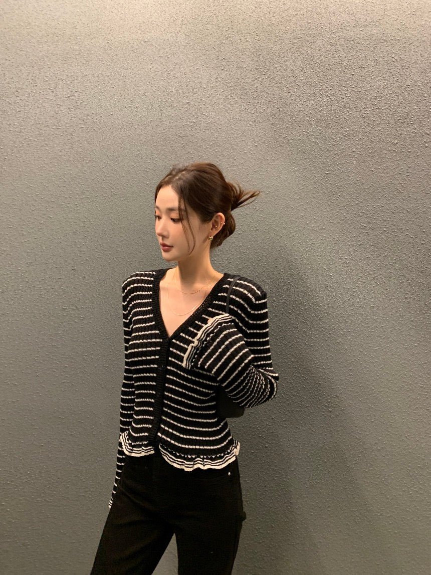 V領木耳邊撞色條紋top