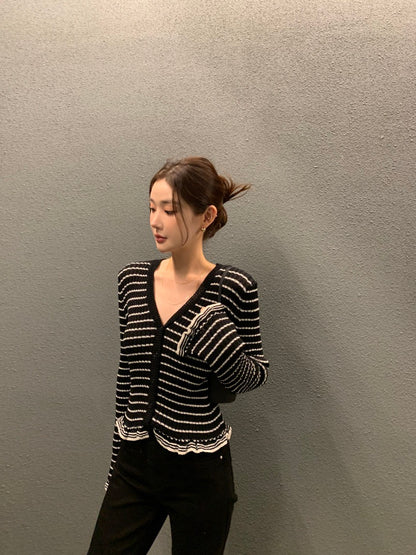 V領木耳邊撞色條紋top