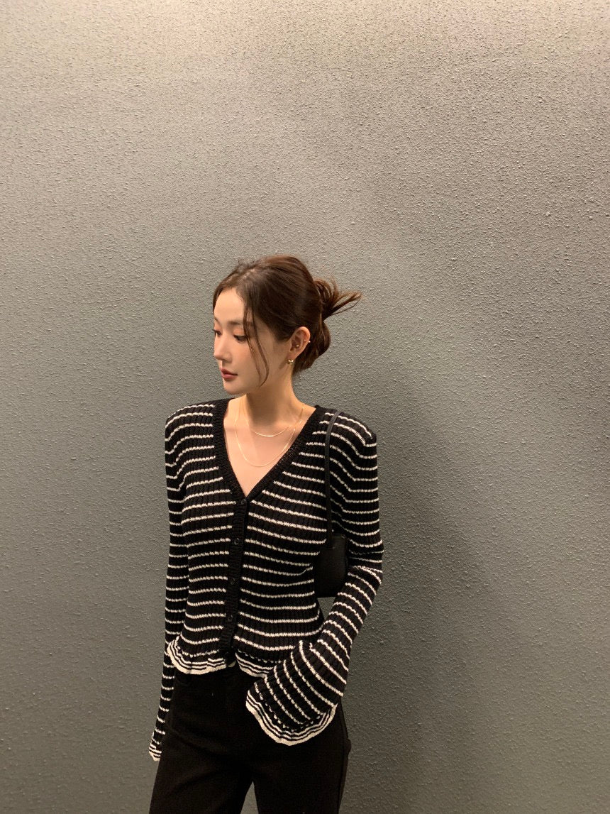 V領木耳邊撞色條紋top