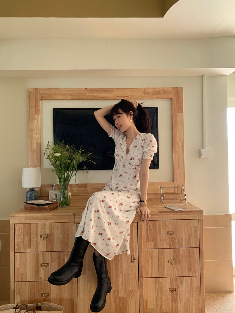 V領泡泡袖碎花連身裙