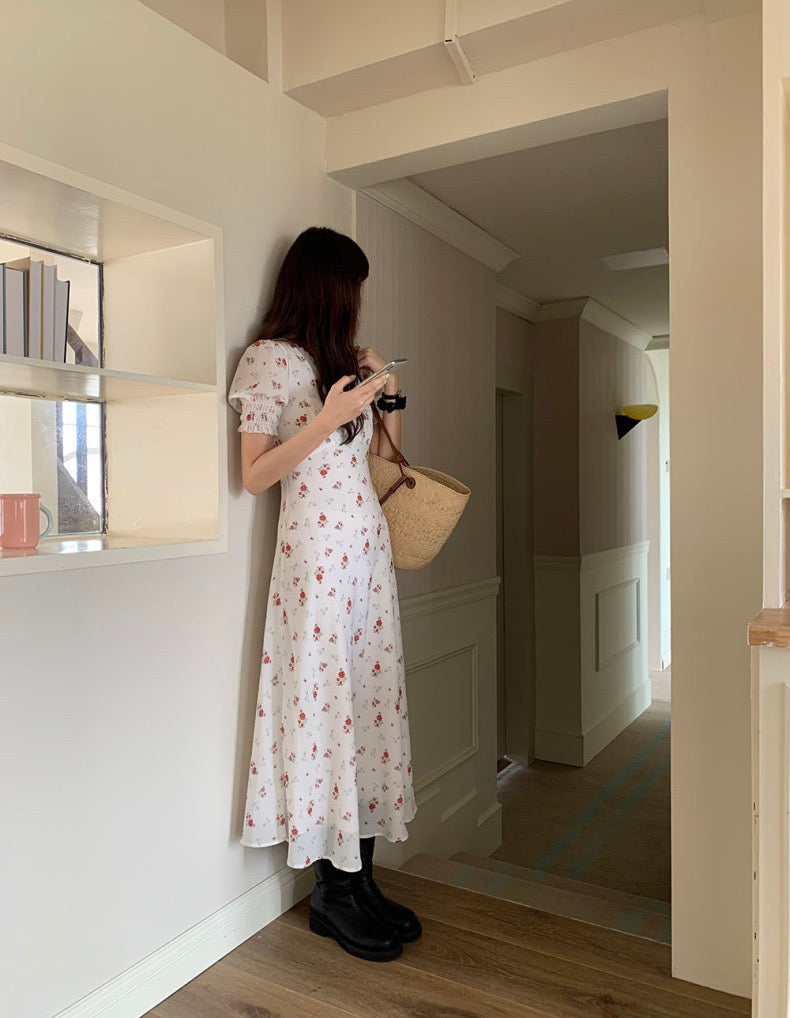 V領泡泡袖碎花連身裙