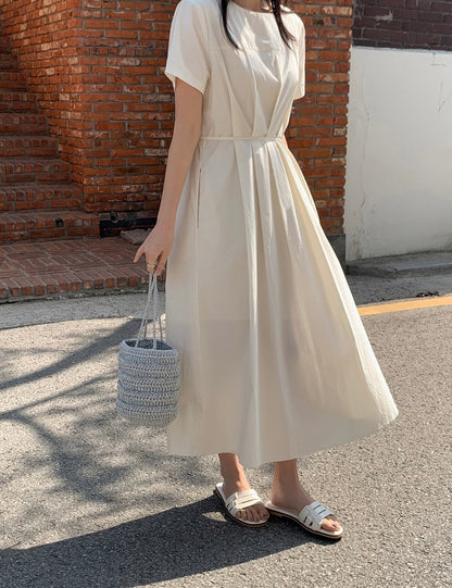 圓領收腰顯瘦連身裙