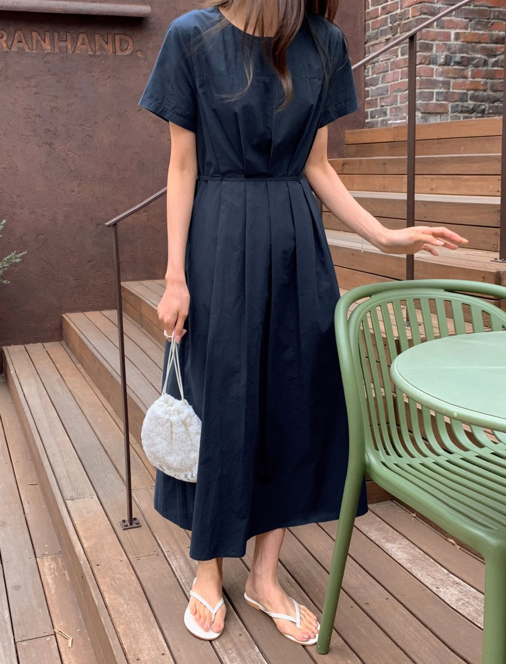 圓領收腰顯瘦連身裙