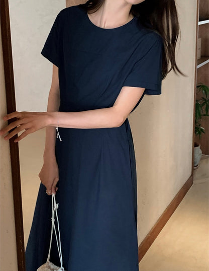 圓領收腰顯瘦連身裙