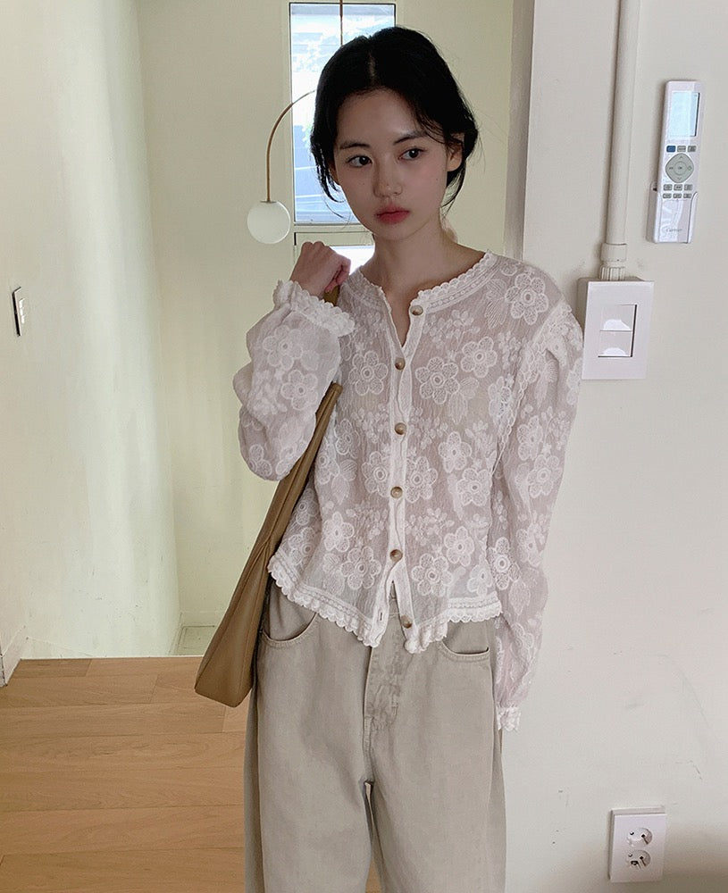 ラウンドネックレース刺繍ブラウス
