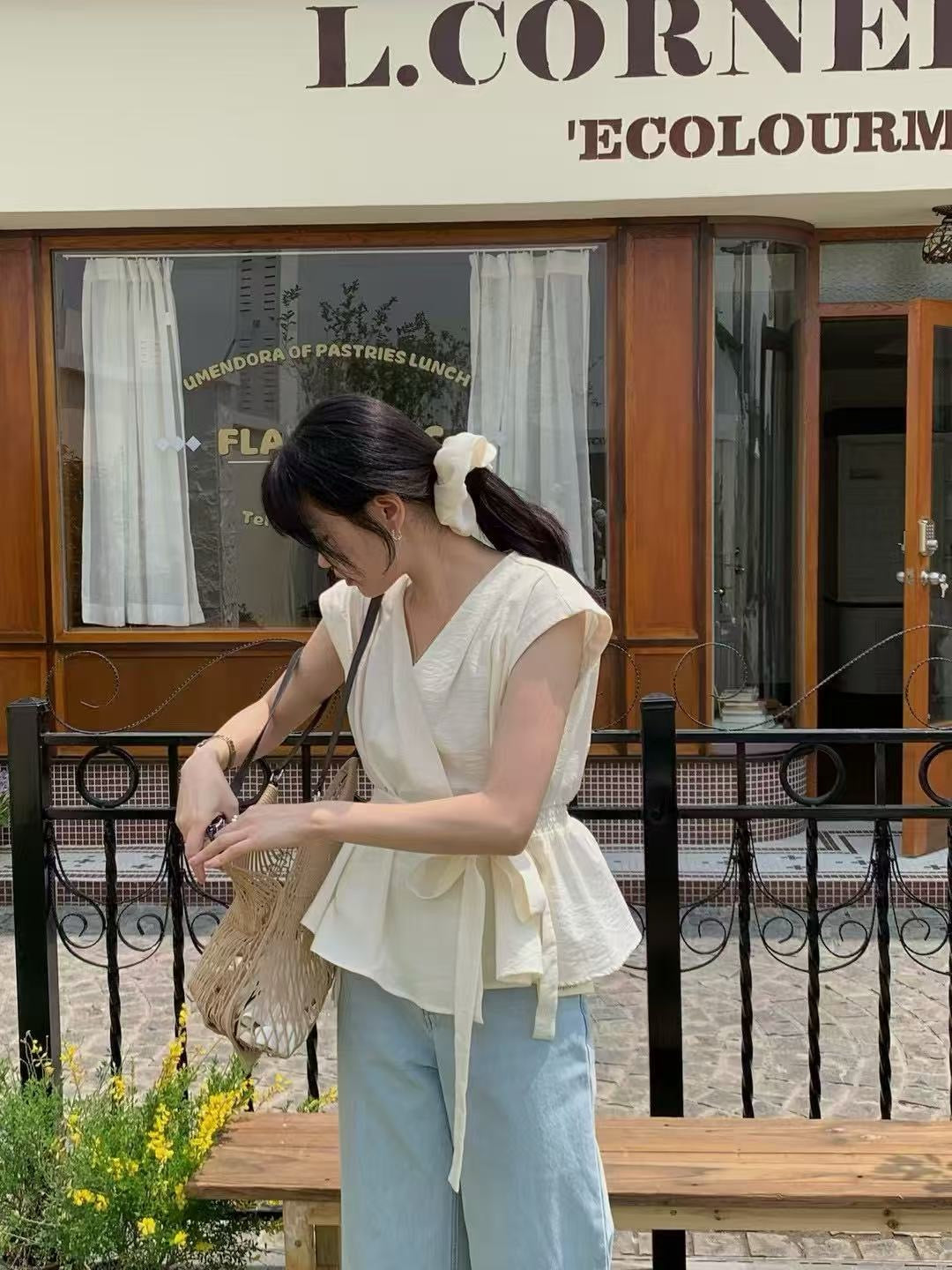 系帶交叉V領收腰百搭恤衫