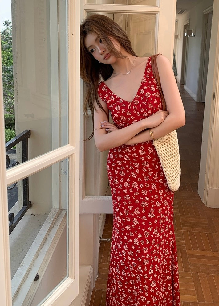 V-neck Floral Print Bodycon Dress with a Cinched Waist