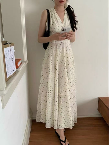 Vネックノースリーブドットワンピース