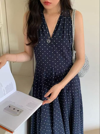 Vネックノースリーブドットワンピース