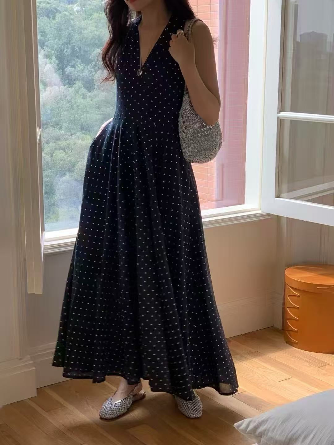 Vネックノースリーブドットワンピース