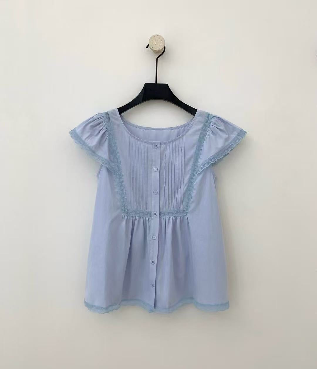 蕾絲拼接飛飛袖壓褶恤衫