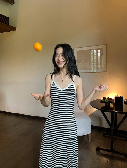 條紋V領吊帶連身裙