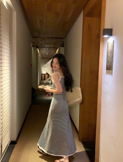 條紋V領吊帶連身裙