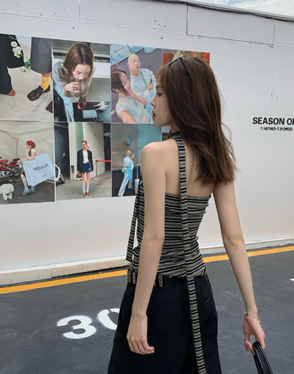 ストライプ柄のオフショルダー細見せタンクトップ