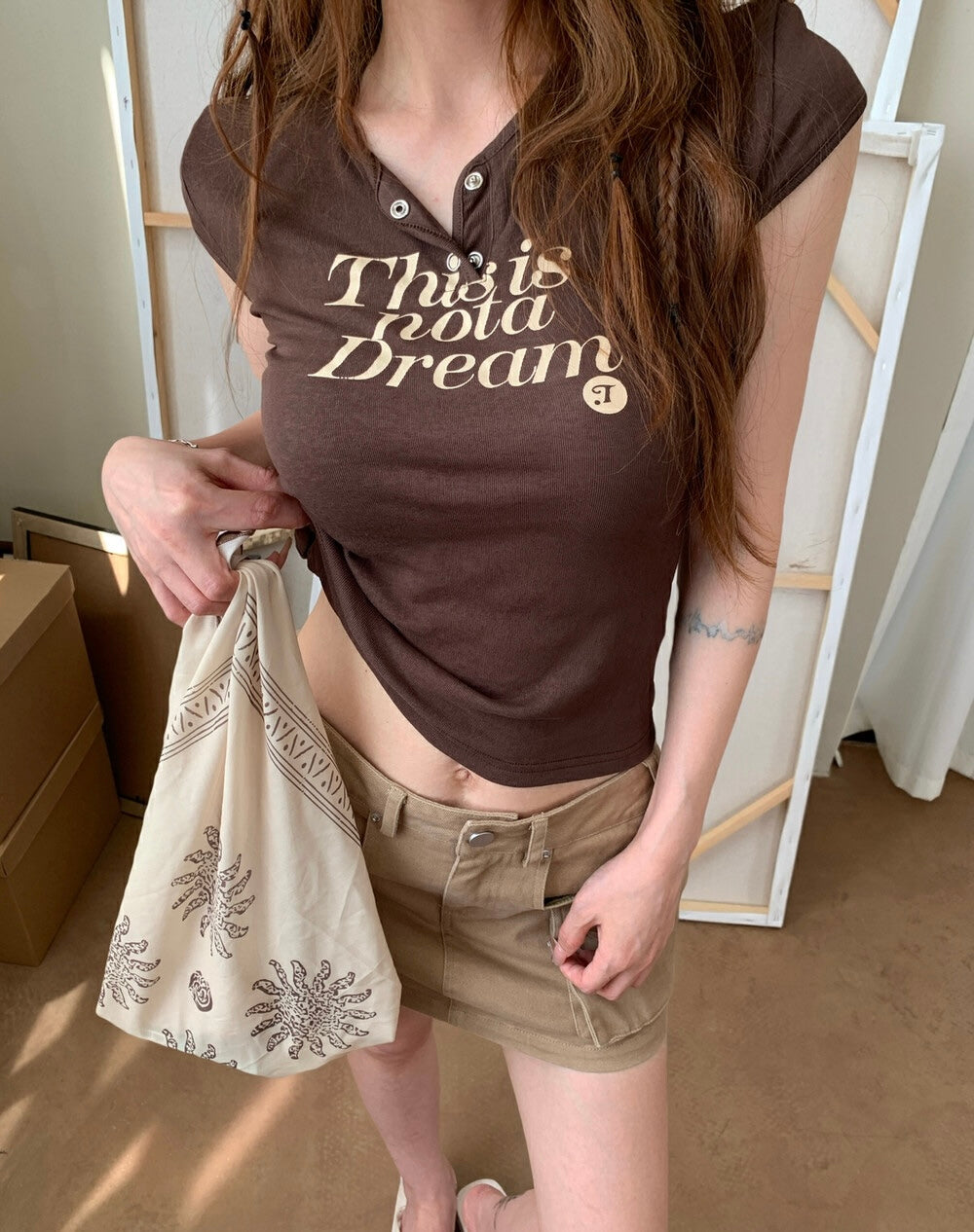 顯瘦字母鈕扣短袖