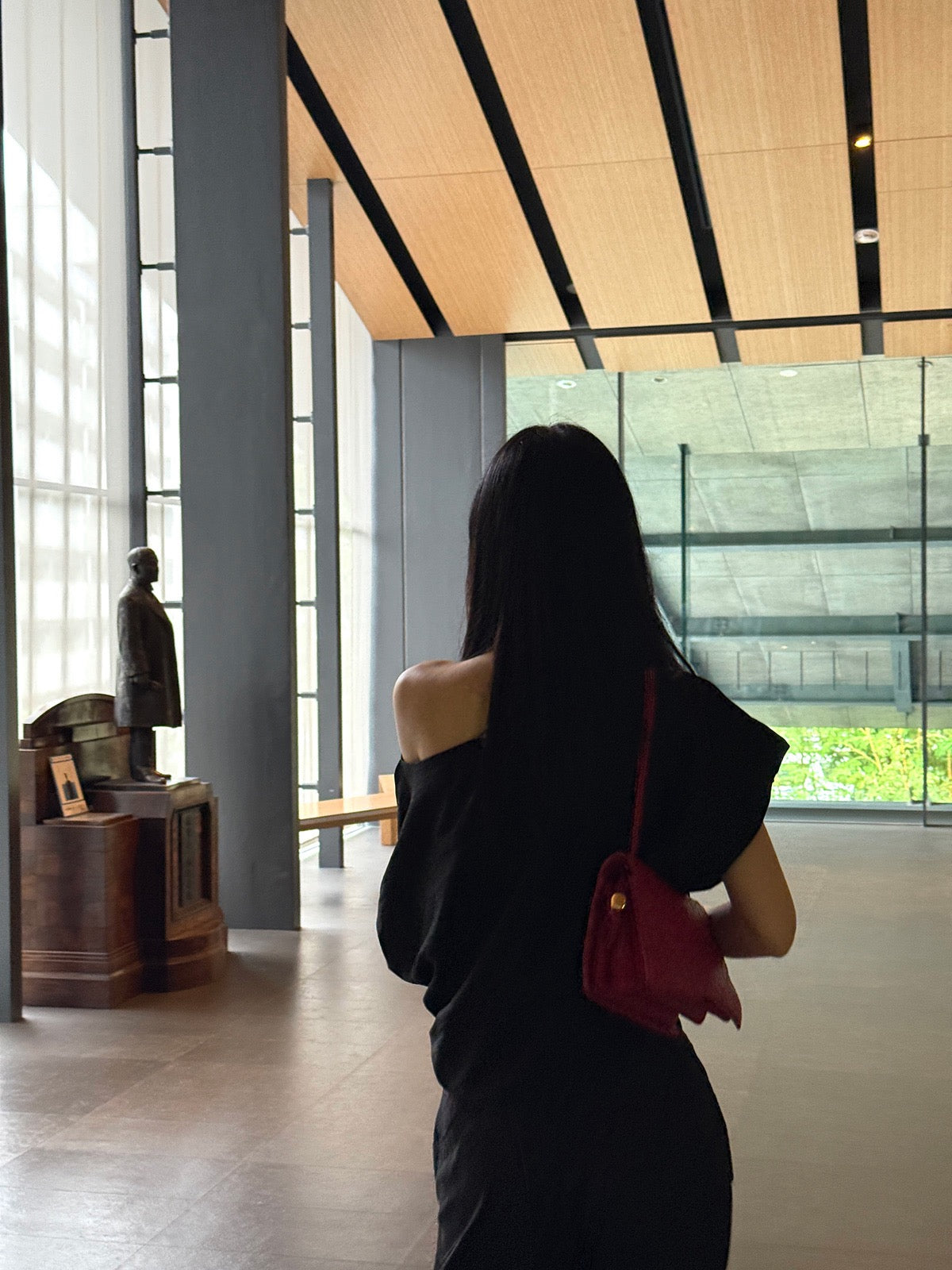 Design-Savvy Off-Shoulder Versatile Top