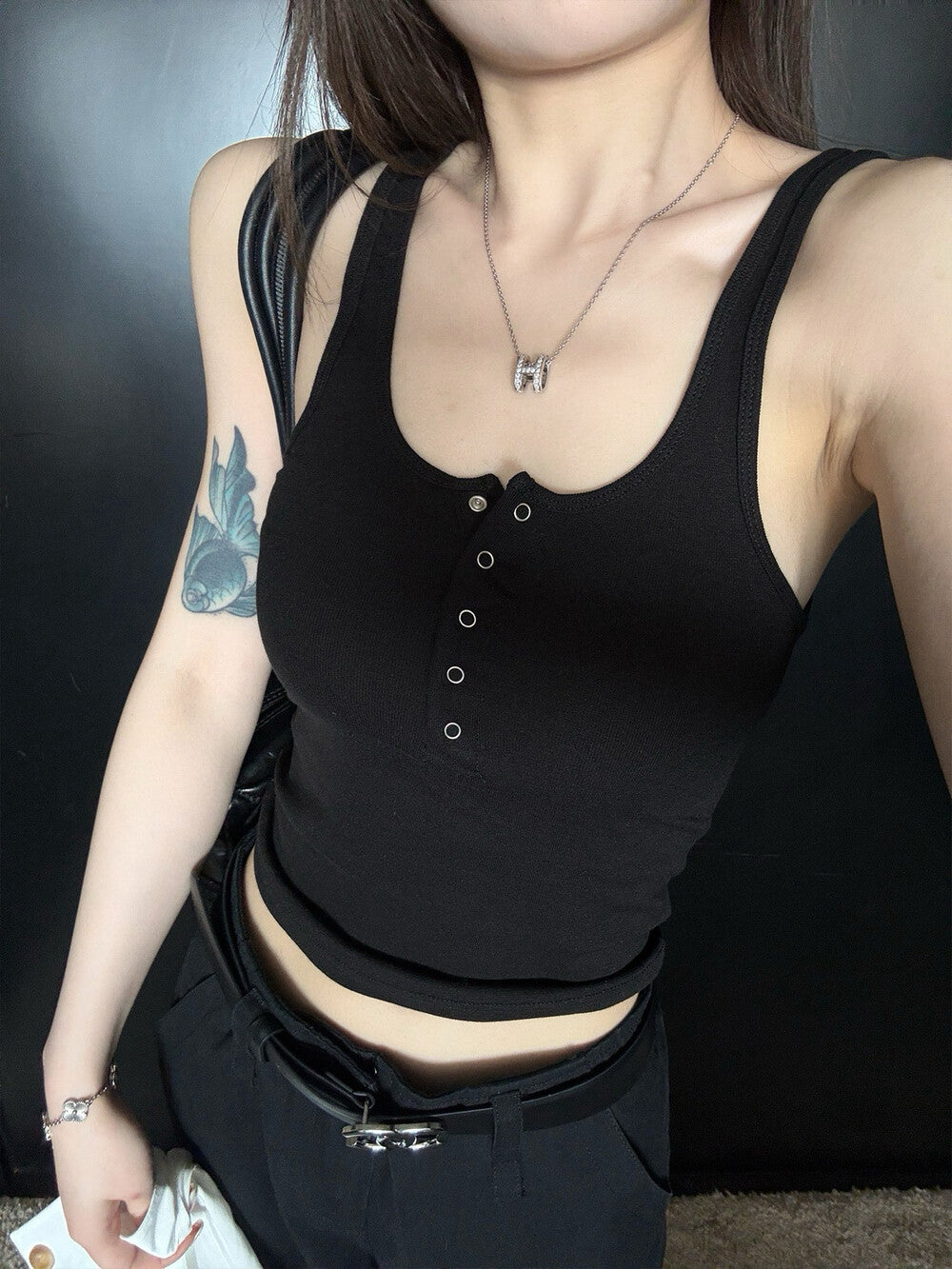 シンプルなストレッチスナップキャミソール