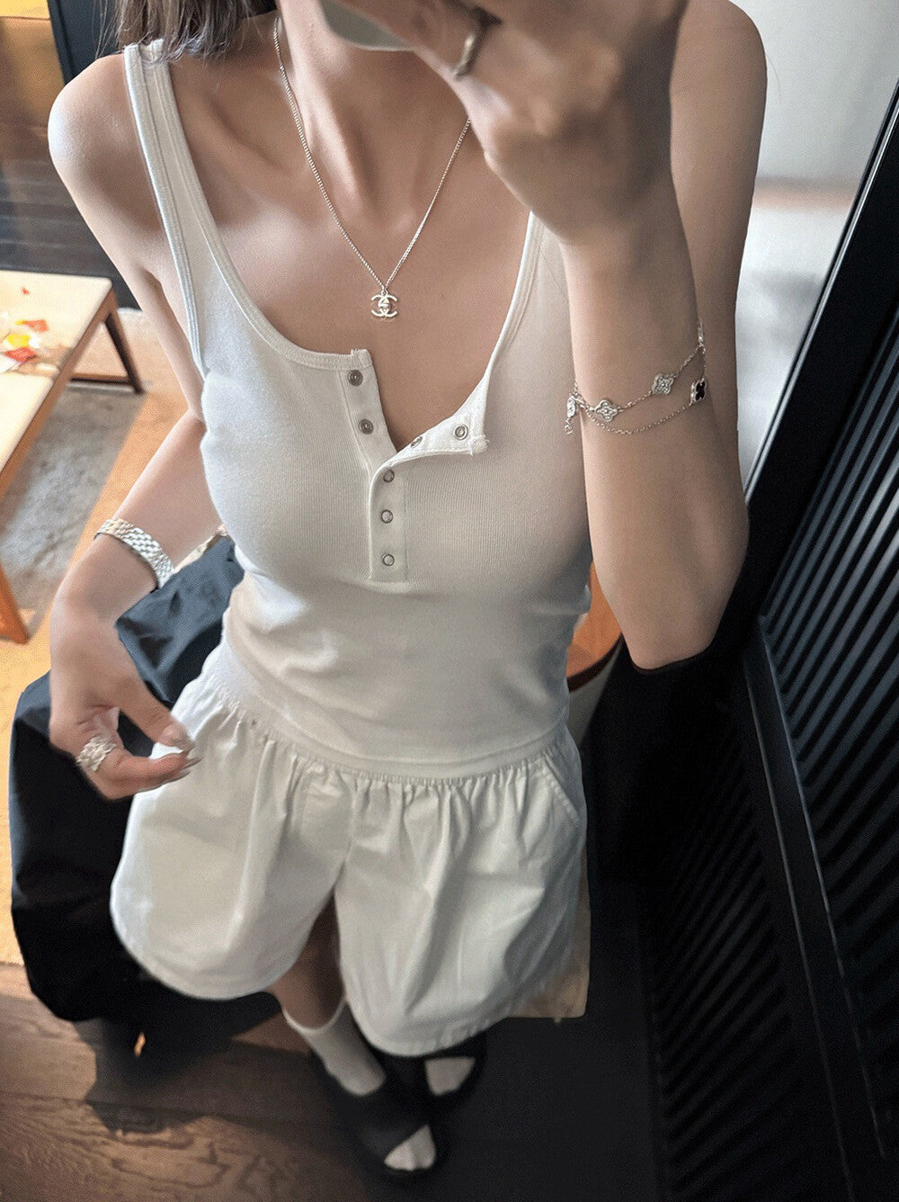 シンプルなストレッチスナップキャミソール